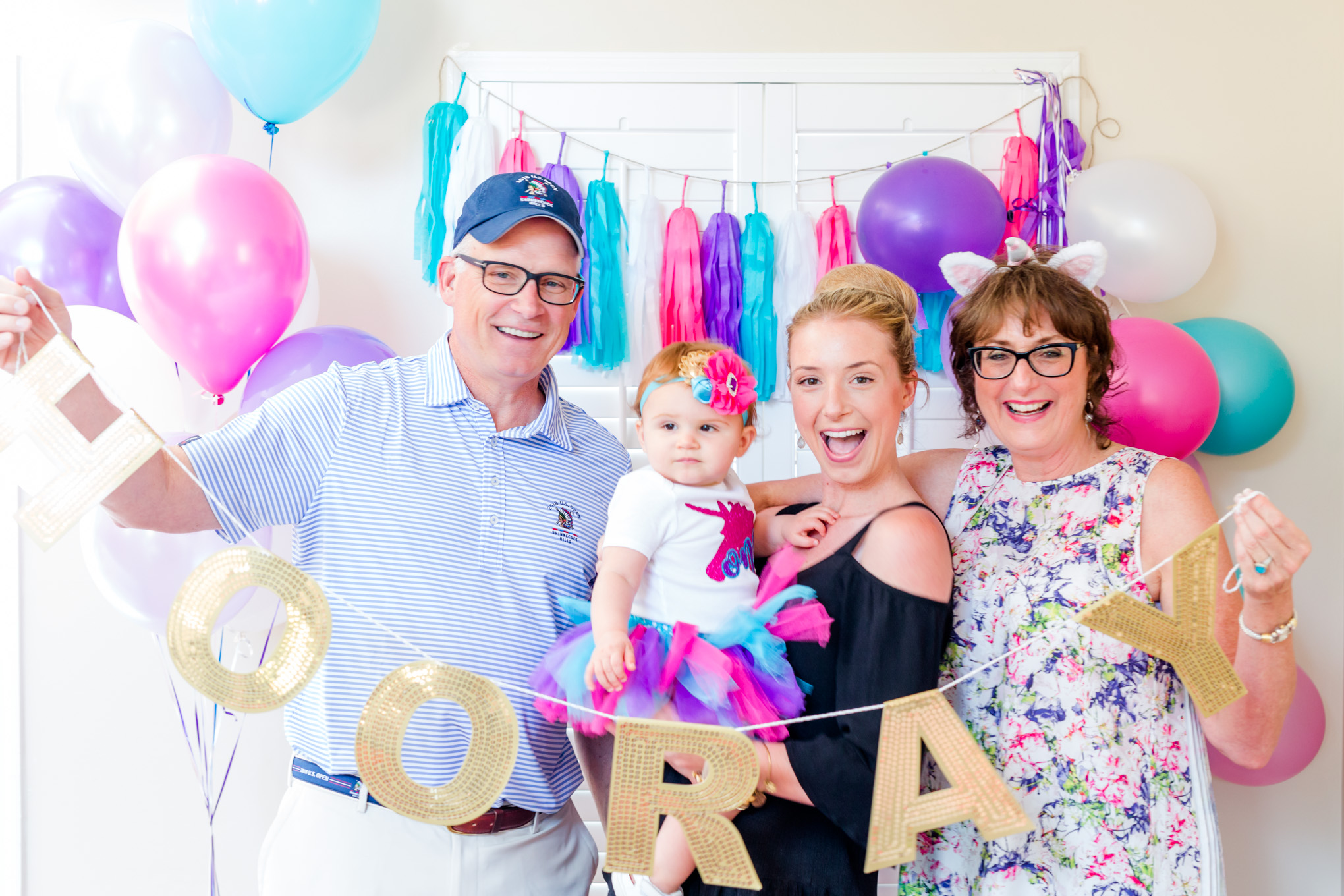 first birthday photos, family photos, hooray sign