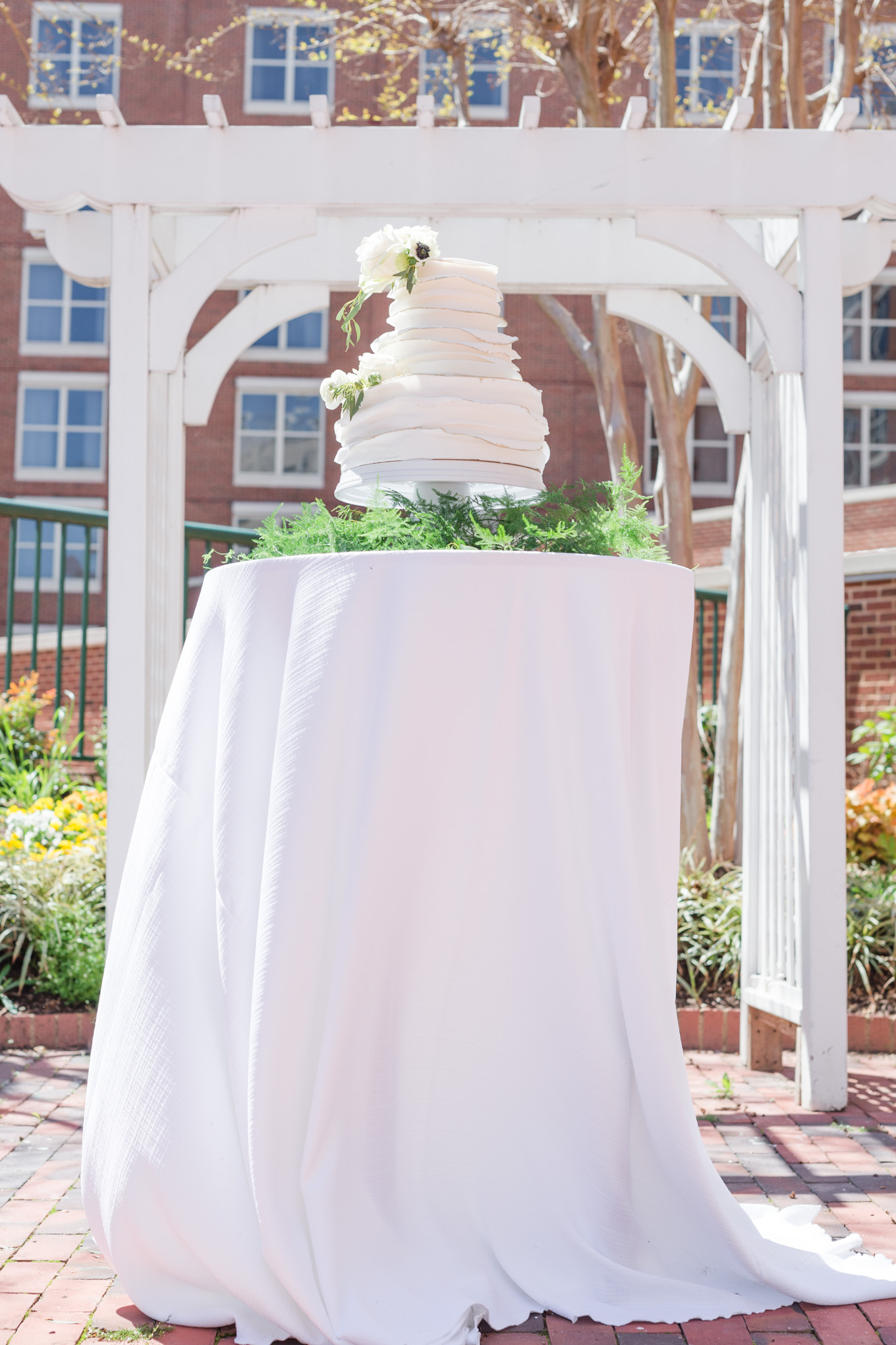 modern minimalist wedding inspiration, wedding cake, two tiered cake, modern wedding, minimalist wedding, modern wedding inspiration, greenery, hotel wedding, styled shoot