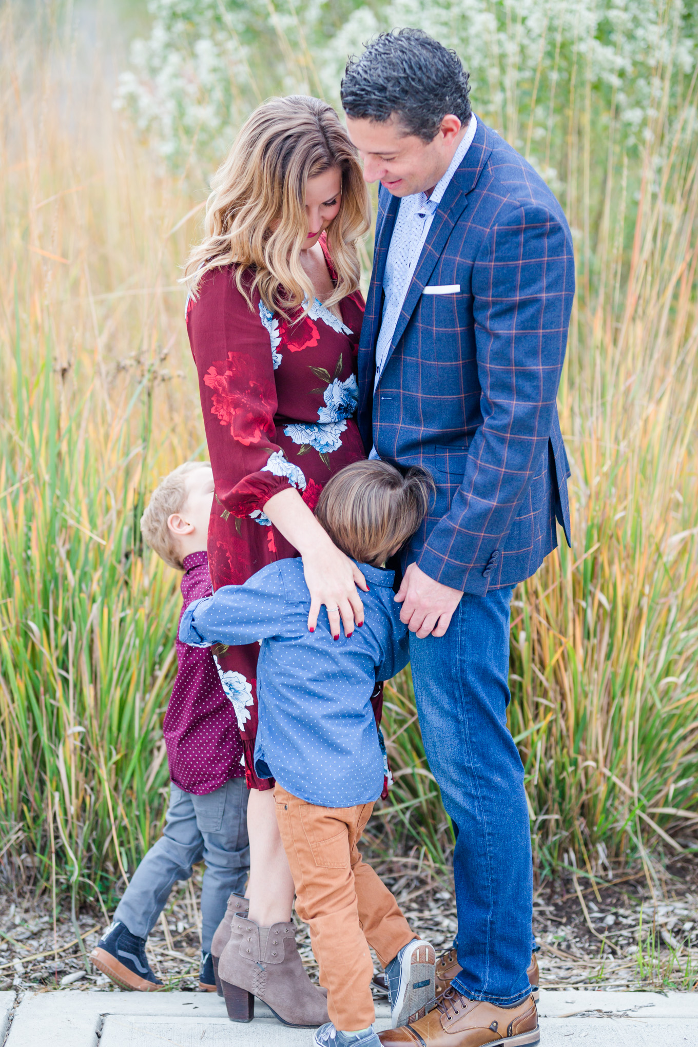 autumn Arlington family photos, family photos, family of four, Arlington, Arlington photographer, photo shoot style guide, style guide, chambray shirt, twins, fraternal twins, twin boys, family hugs