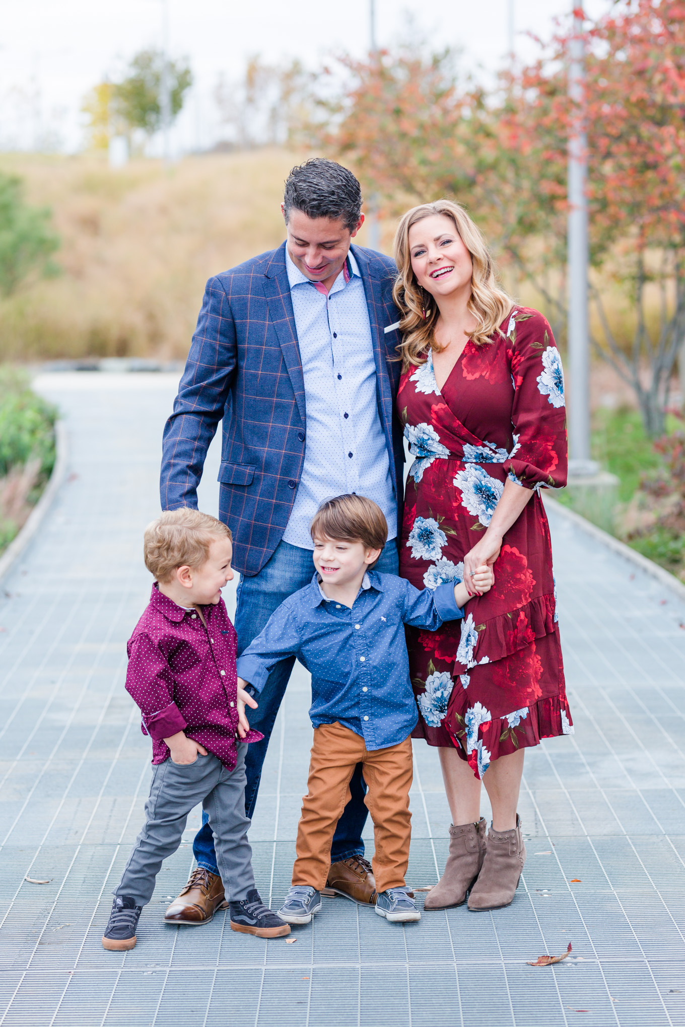 autumn Arlington family photos, family photos, family of four, Arlington, Arlington photographer, photo shoot style guide, style guide, chambray shirt, twins, fraternal twins, twin boys, goofing around