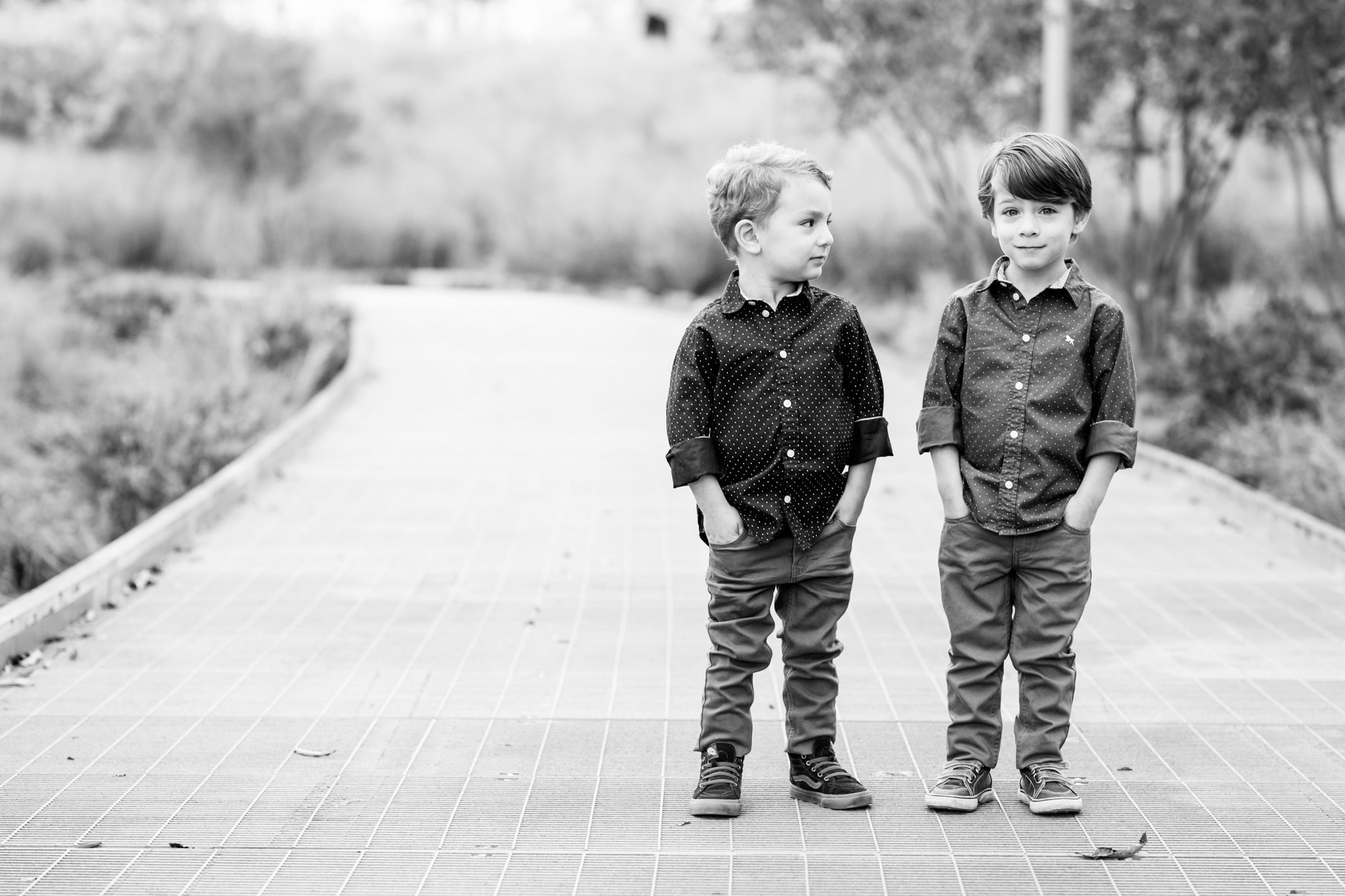 autumn Arlington family photos, family photos, family of four, Arlington, Arlington photographer, photo shoot style guide, style guide, chambray shirt, twins, fraternal twins, twin boys, black and white