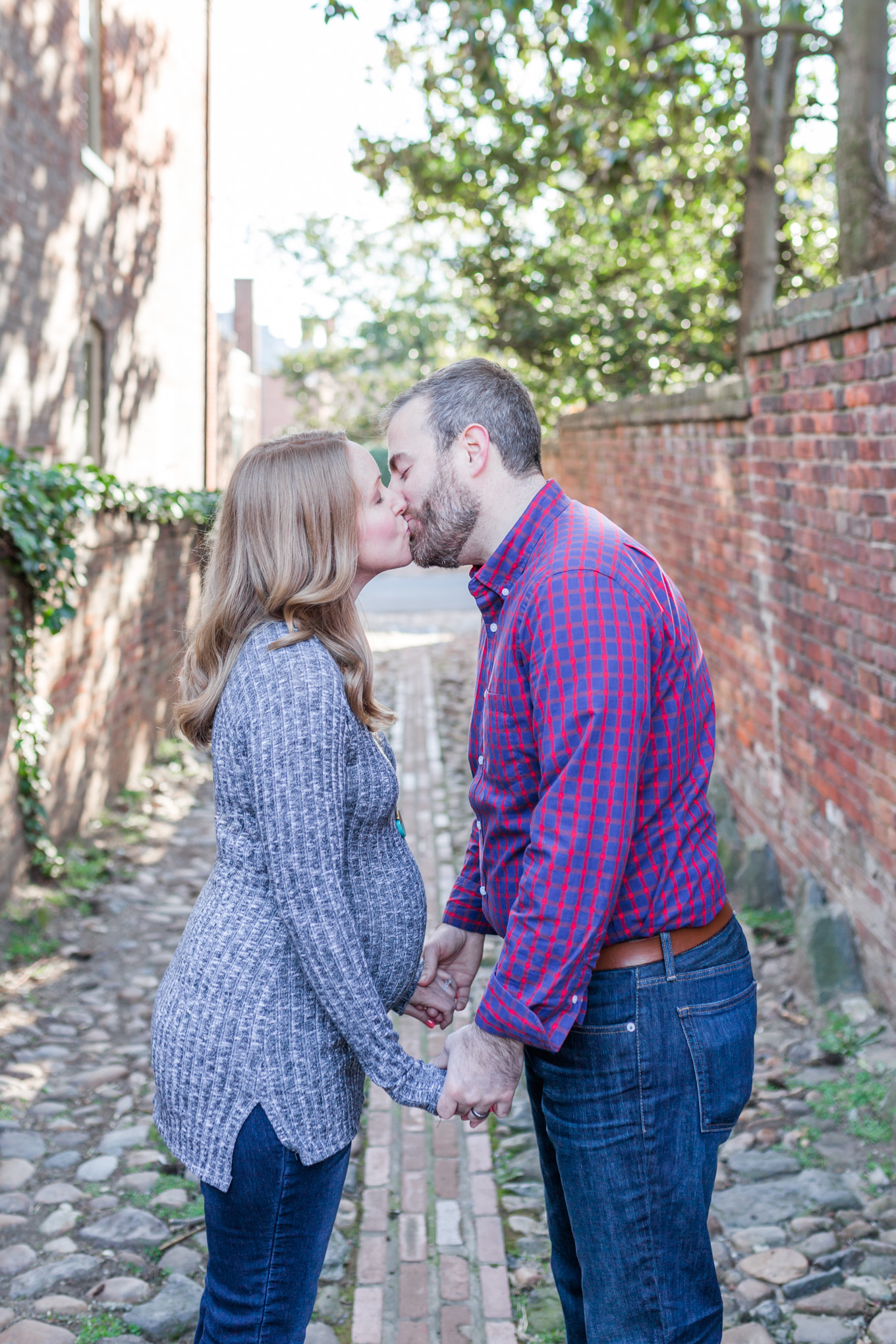 photo shoot style ideas, photo shoot style, photo shoot fashion, style ideas, style guide, photo shoot style guide, maternity photos, expecting couple, Alexandria, Old Town, kissing pic, Lee Street alley