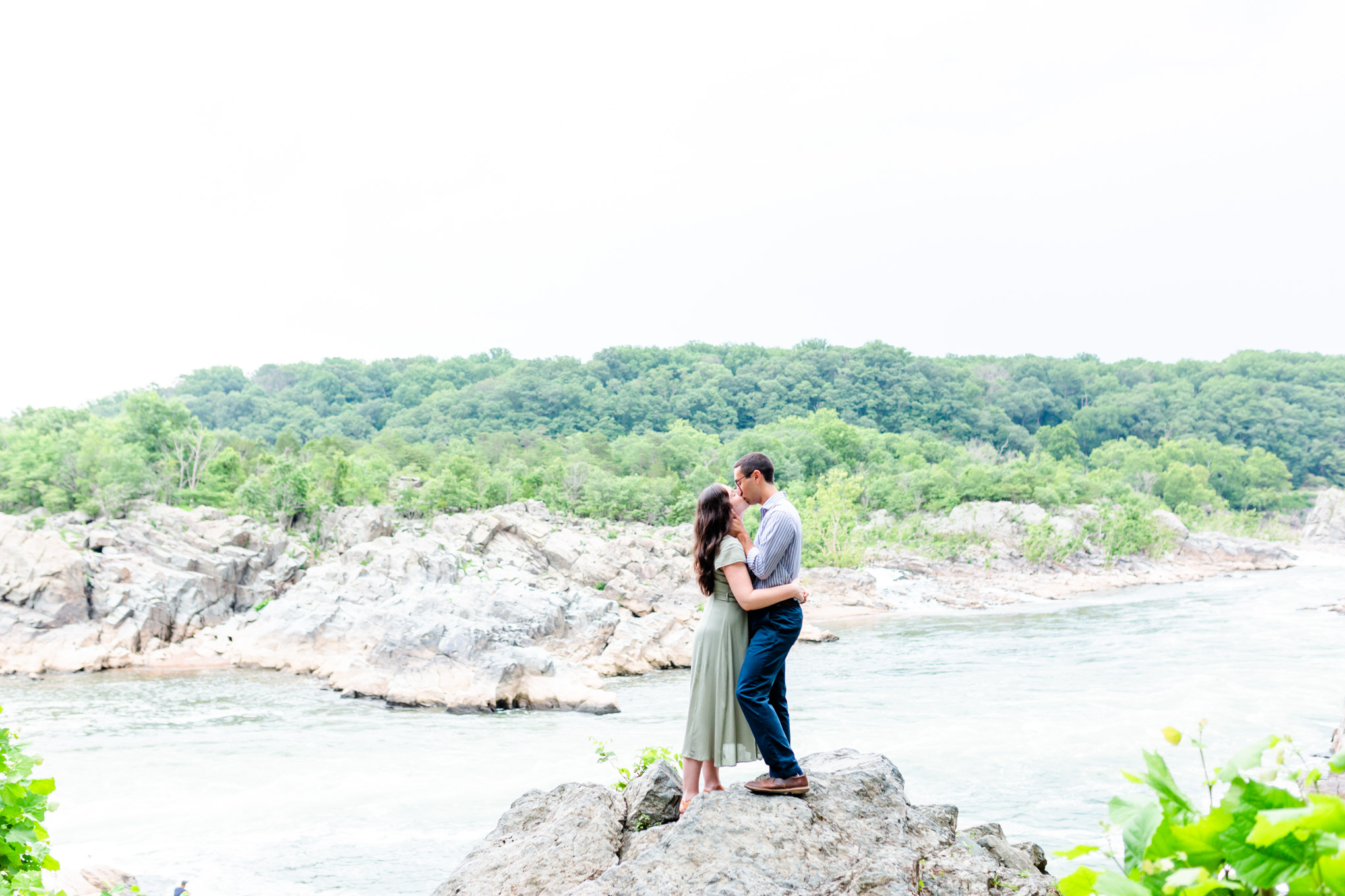 Great Falls Park engagement photos, Great Falls Park, Great Falls Virginia, national park, Great Falls, Great Falls engagement photos, Virginia engagement photos, Virginia engagement photographer, Rachel E.H. Photography, engaged couple, engagement session style, outdoorsy engagement photos, hiking engagement photos, couple kissing, epic portrait